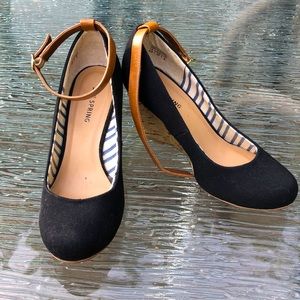 ✨Sale✨ Black and Tan Cork Wedge